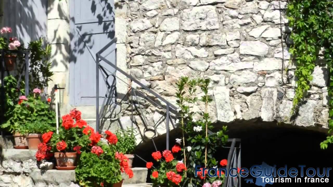 Surplombant la rivière Ardèche, Balazuc, un des plus beaux villages de France (Notrebellefrance)